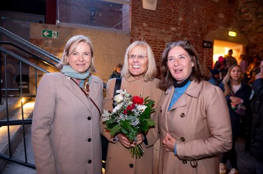 Vorschau Bild von Bürgermeisterin Elke Kahr, Historikerin Karin
Schmidlechner-Lienhart und Vizebürgermeisterin Judith Schwentner (v.
r.)