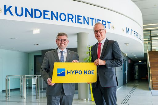 Finanzlandesrat Ludwig Schleritzko und Vorstand Wolfgang
Viehauser sind stolz auf die Auszeichnung der HYPO NOE als Forbes
World’s Best Bank.