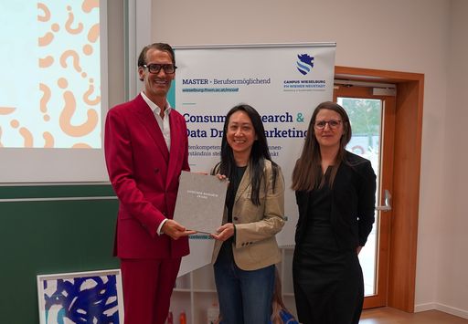 Vorschau Bild von Marketagent-CEO Thomas Schwabl mit der Gewinnerin Chieh Pan und
Studiengangsleiterin Julia Krall.