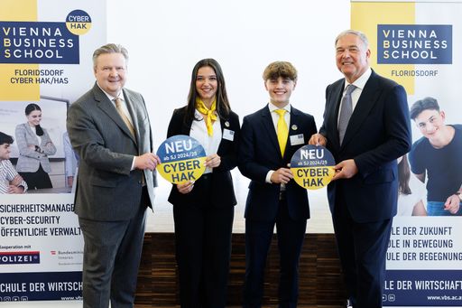 Im Herbst 2024 ist die erste CyberHAK Wiens mit einer Klasse an
den Start gegangen. Im Schuljahr 2025/26 kommen zwei Klassen hinzu.
Insgesamt werden dann über 80 Schülerinnen und Schüler diesen neuen
Schulzweig besuchen.