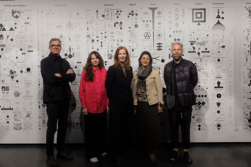  Felix Hoffmann (Artistic Director Foto Arsenal Wien), Michelle
Cotton (Artistic Director Kunsthalle Wien), Kate Crawford
(Wissenschaftlerin und Künstlerin), Veronica Kaup-Hasler (Stadträtin
für Kultur und Wissenschaft der Stadt Wien) und Nadim Samman
(Kurator Vienna Digital Cultures 2025) vor der Arbeit Calculating
Empires von Kate Crawford und Vladan Joler, die bei der 19.
Architekturbiennale von Venedig mit dem Silbernen Löwen
ausgezeichnet wurde. Die Arbeit ist Teil der Ausstellung Model
Collapse in der Kunsthalle Wien Karlsplatz.