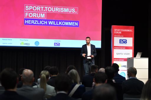  Erstmals findet das Sport Tourismus Forum in der Google Cloud in
Zürich statt. Ein starkes Zeichen für Aufbruch und Innovation im
Tourismus. // Weiterer Text über ots und
www.presseportal.ch/de/nr/100072381 / Die Verwendung dieses Bildes
für redaktionelle Zwecke ist unter Beachtung aller mitgeteilten
Nutzungsbedingungen zulässig und dann auch honorarfrei.
Veröffentlichung ausschließlich mit Bildrechte-Hinweis.