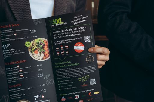 Vorschau Bild von Gemeinsam mit Land schafft Leben erarbeitete die
XXXLutz-Gastronomie eine neue Speisekarte mit freiwilliger
Herkunftskennzeichnung © Mila Zytka