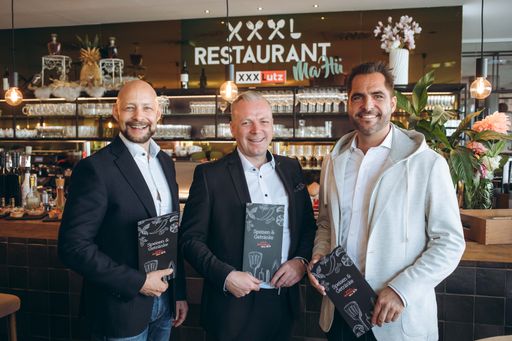 Hannes Royer (Land schafft Leben), Andreas Haderer
(XXXLutz-Gastronomie) und Florian Hütthaler (Hütthaler KG)
präsentierten die neue Speisekarte (v.l.n.r. Hannes Royer, Andreas
Haderer, Florian Hütthaler) © Mila Zytka