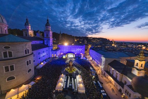 Die Aussicht vom Glockenspielturm auf die Konzertkulisse am
Residenzplatz