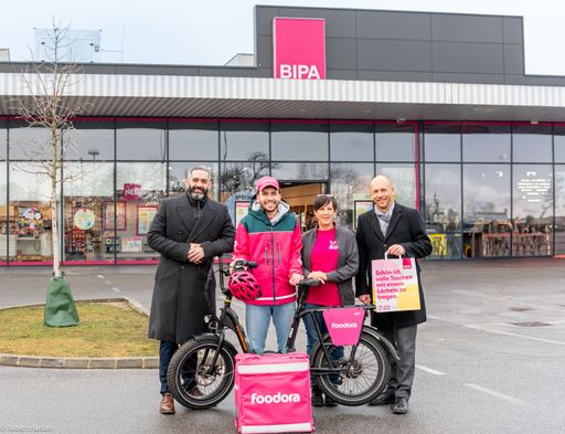  Bipa & foodora Geschäftsführer gemeinsam vor REWE-Filialen