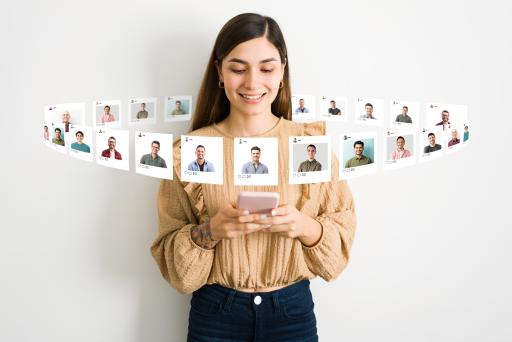Junge Frau nutzt eine Online-Dating-App auf ihrem Smartphone und
schaut sich die Profile verschiedener Männer an. Collage von
Männerfotos schwebt in der Luft. // Weiterer Text über ots und
www.presseportal.de/nr/71147 / Die Verwendung dieses Bildes für
redaktionelle Zwecke ist unter Beachtung aller mitgeteilten
Nutzungsbedingungen zulässig und dann auch honorarfrei.
Veröffentlichung ausschließlich mit Bildrechte-Hinweis.