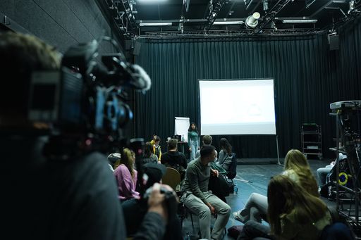  Aufeinander zugehen, voneinander lernen: Praxislabor "Competence
Center Young Audiences" für junge Menschen und Journalismus startet
in Hamburg // Weiterer Text über ots und
www.presseportal.de/nr/168022 / Die Verwendung dieses Bildes für
redaktionelle Zwecke ist unter Beachtung aller mitgeteilten
Nutzungsbedingungen zulässig und dann auch honorarfrei.
Veröffentlichung ausschließlich mit Bildrechte-Hinweis.