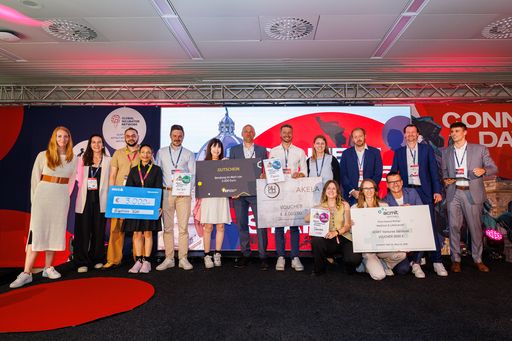  v.l.n.r. Isabella Frey (ERSTE Bank), Antonia Rinesch, Bigthinx
3DAI (Kategorie: „B2B SaaS & AI"), 2nd Cycle FlexCo (Kategorie
„GreenTech“), Fibionic (Kategorie „DeepTech & Spin-off“), Diamens
FlexCo (Kategorie „MedTech & LifeScience“), Florian Haas (EY), Dusan
Todorovic (aws), Bernhard Nußbaumer (ACMIT), Moritz Weinhofer (aws)