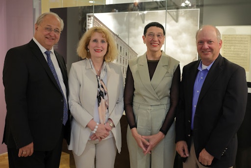 Vorschau Bild von Ausstellungseroeffnung v.li.n.re: Gerold Gruber, Rektorin Ulrike
Sych, Karin Wagner, Randy Schoenberg