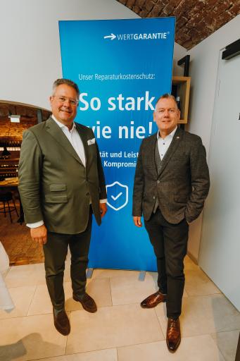 Vorschau Bild von Trotz Konsumschwäche, erhöhter Sparquote und Schadeninflation:
Die Entwicklung des Geschäfts von Wertgarantie im vergangenen Jahr
war sehr positiv. "In Österreich haben wir im Neugeschäft im
Geschäftsfeld CE ein Plus von knapp 30 Prozent im Vergleich zum
Vorjahr erzielen können", berichten Patrick Döring (l.) und Thilo
Dröge. // Weiterer Text über ots und www.ots.at / Die Verwendung
dieses Bildes für redaktionelle Zwecke ist unter Beachtung aller
mitgeteilten Nutzungsbedingungen zulässig und dann auch honorarfrei.
Veröffentlichung ausschließlich mit Bildrechte-Hinweis.