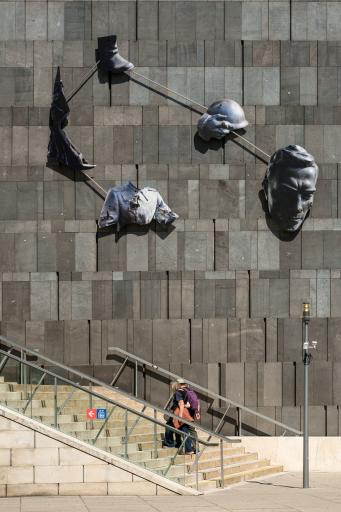  Nikita Kadans Installation "On Protection of the Monuments"
(2023–2025) auf der mumok Fassade verweist auf die Ausstellung "Die
Welt von morgen", die am 22. Mai 2025, 19 Uhr bei freiem Eintritt
eröffnet