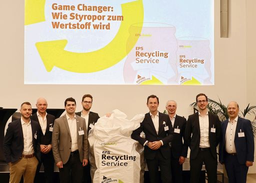  Von links: Christoph Pröbstl (Austrotherm GmbH), Roland Hebbel
(GPH-Obmann), Stephan Keckeis (Fraunhofer Austria Research GmbH),
Markus Kraft (HIRSCH Servo AG), Harald Hauke (Altstoff Recycling
Austria AG), Roman Eberstaller (GPH), Gernot Peer (SUNPOR Kunststoff
GmbH) und Clemens Demacsek (GPH-Geschäftsführer).