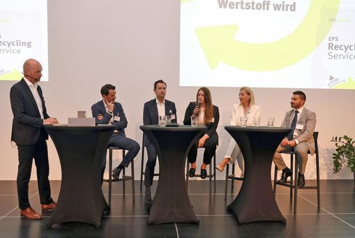 Vorschau Bild von Podiumsdiskussion zur Zukunft der EPS-Kreislaufwirtschaft Von
links: Roland Hebbel (GPH-Obmann), Heimo Pascher (Austrotherm GmbH),
Harald Hauke (Altstoff Recycling Austria AG), Sabrina Seebacher
(PORR Umwelttechnik GmbH), Sabine Nadherny-Borutin (Plastics Europe
Austria) und Jürgen Lang (EUMEPS).