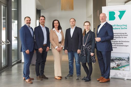  https://www.apa-fotoservice.at/galerie/39262 Im Bild v.l.n.r.:
Dr. Martin Eisenberger, LL.M., Dipl.-Ing. Bernhard Dabsch, FH-Prof.
DI Dr. techn. Anna-Verena Deinhammer, Dipl.-Ing. Roland Starke,
Dipl.-Ing. Dr.techn. Jutta Kraus, Bmst. Dipl.-Ing. Mag. iur.
Dr.mont. Thomas Kasper