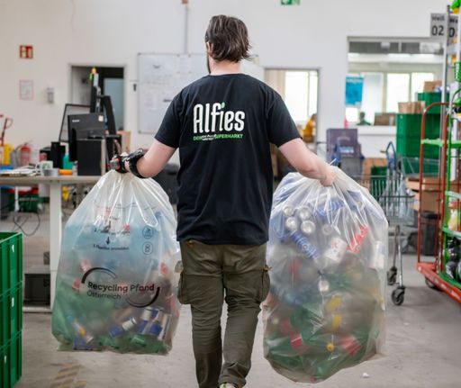  Alfies nimmt seit Jahresbeginn neben Mehrweggebinden nun auch
PET-Flaschen und Metalldosen bei der nächsten Bestellung wieder mit.