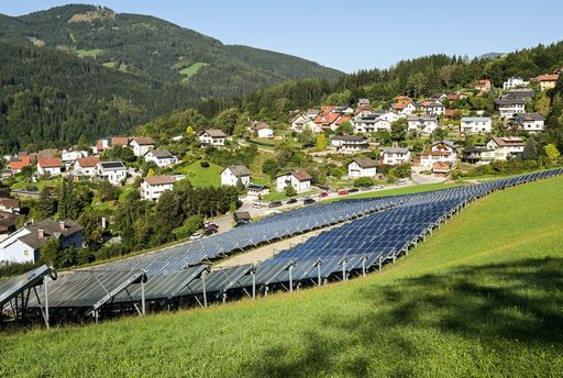 Vorschau Bild von In Mürzzuschlag in der Steiermark wurde die Einbindung einer
großflächigen Solarthermie-Anlage in ein netzgebundenes
Wärmeversorgungssystem umgesetzt und erprobt.