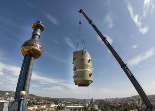Vorschau Bild von Eine Hochtemperatur-Großwärmepumpe in der Müllverbrennungsanlage
Wien Spittelau sorgt für die nachhaltige Fernwärmeversorgung von
zusätzlich 16.000 Haushalten.