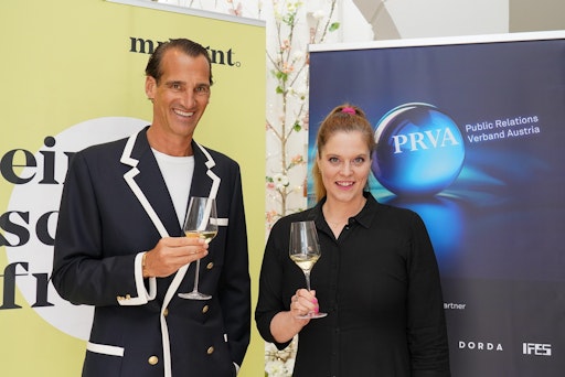  Thomas Schwabl (Marketagent) und Ingrid Gogl (PRVA) bei der
Präsentation des Champagner-Index 2025