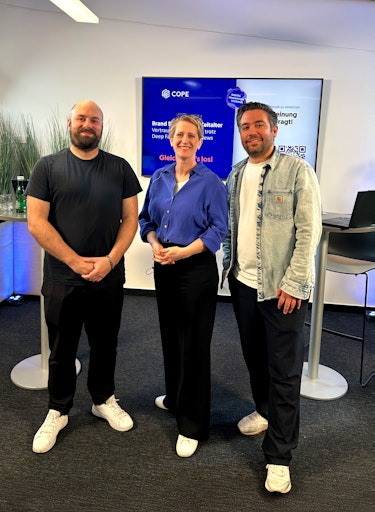  v.l.n.r. Florian Schmidt (Leiter der Faktencheck-Abteilung der
APA – Austria Presse Agentur), Nicola Dietrich (Chief Strategy
Officer und Mitglied der Geschäftsleitung von COPE), Pierre Greber
(Chief Client Officer bei COPE)