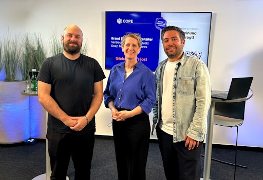 Vorschau Bild von v.l.n.r. Florian Schmidt (Leiter der Faktencheck-Abteilung der
APA – Austria Presse Agentur), Nicola Dietrich (Chief Strategy
Officer und Mitglied der Geschäftsleitung von COPE), Pierre Greber
(Chief Client Officer bei COPE)