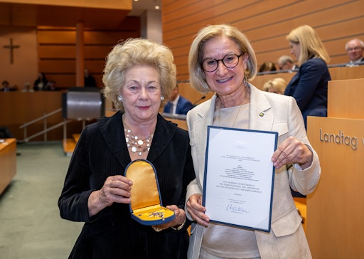  Marga Brigitte Wagner-Pischel, Vorstandsvorsitzende und
Präsidentin der Danube Private University (DPU), wurde im Rahmen
einer feierlichen Zeremonie im Sitzungssaal des NÖ Landtages in St.
Pölten mit dem „Silbernen Komturkreuz des Ehrenzeichens für
Verdienste um das Bundesland Niederösterreich“ ausgezeichnet