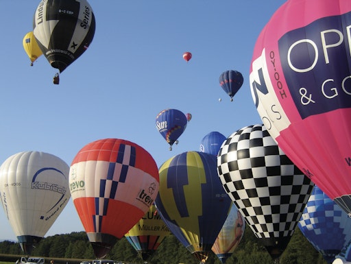  Rund 30 Ballonteams treten bei der Österreichischen Staats- und
steirischen Landesmeisterschaft in Hofkirchen in Kaindorf bei
Hartberg an.