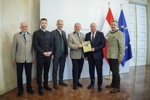  Bild 1 – Übergabe der Schriftenreihe „Mut zu Wild“ an
Bundeskanzler Stocker (v.l.n.r.): stv. Landesjägermeister Johannes
Unterhalser, Geschäftsführer Leopold Obermair, stv.
Landesjägermeister Franz Hochholzer, Landesjägermeister Josef Pröll,
Bundeskanzler Christian Stocker und stv. Landesjägermeister Gerald
Friedl. (Credits: BKA)