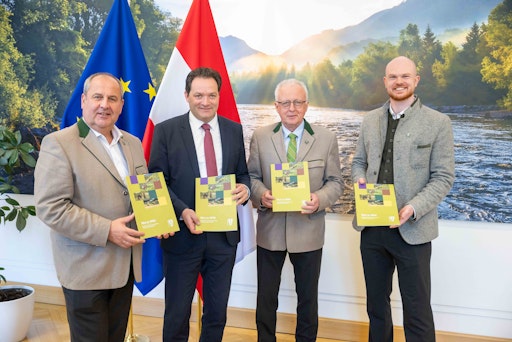 Vorschau Bild von Bild 2 – Übergabe der Schriftenreihe „Mut zu Wild“ an
Bundesminister Totschnig (v.l.n.r.): Landesjägermeister Josef Pröll,
Bundesminister für Land- und Forstwirtschaft, Klima- und
Umweltschutz, Regionen und Wasserwirtschaft Norbert Totschnig, stv.
Landesjägermeister Johannes Unterhalser und Wildökologe Kian
Lanzenstiel. (Credits: BMLUK Hemerka)