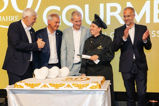 Vorschau Bild von Anschnitt der GOURMET Geburtstagstorte. V. l. n. r.: Herbert
Fuchs, Geschäftsführer GOURMET, Mag. Johann Pinterits,
Geschäftsführer GOURMET, DI Hannes Hasibar, Geschäftsführer GOURMET,
Alexandra Ledermüller, Leitung der Gerstner Backstube und Mag.
Gerald Hackl, Vorstandsvorsitzender VIVATIS Holding AG.