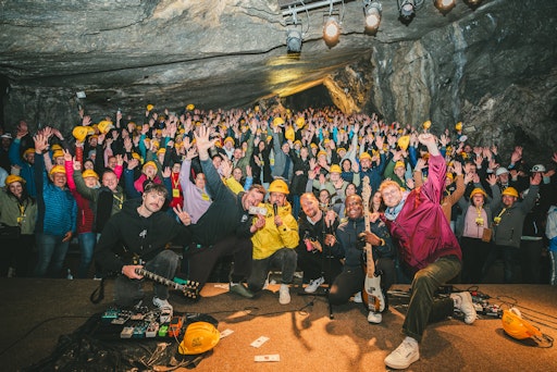 Vorschau Bild von Starkes Team, starke Location, v.r.n.l.: Manuel Krispl
(Prokurist, Head of Marketing Antenne Kärnten), Christian Hecher
(Bürgermeister Bad Bleiberg), Janine Grafenauer (Geschäftsführung
Schaubergwerk Terra Mystica), Ben Maruschek (Moderator Antenne
Kärnten), Michael Grafenauer (Betreiber Schaubergwerk Terra
Mystica), Timm Bodner (Prokurist, Programmchef Antenne Kärnten),
Andreas Sollbauer (Teamleitung Marketing Antenne Kärnten)