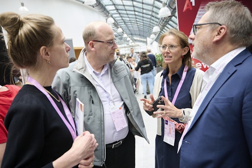 Vorschau Bild von (v.l.) Verena Aichholzer (Generalsekretärin MINTality) , Tom
Rucker (EVP HR MAGNA International), Therese Niss (Gründerin &
Vorständin MINTality), Gerald Harzl (VP HR MAGNA International
Europe)