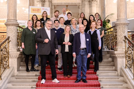 Peter Hacker (Stadtrat für Soziales, Gesundheit und Sport), Mag.a
Bettina Emmerling (Vizebürgermeisterin und Stadträtin für Bildung,
Jugend, Integration und Transparenz) und Dennis Beck
(Geschäftsführer der Wiener Gesundheitsförderung – WiG) mit
Vertreter*innen der Koordinationsgruppe von Stadt Wien –
Kindergärten, Wiener Kinderfreunde, Kinder in Wien – KIWI, St.
Nikolausstiftung Erzdiözese Wien, Vereinigung Katholischer
Kindertagesheime, Dachverband der Wiener Privatkindergärten und
–horte, Verein Wiener Kindergruppen sowie der BAfEP 7
(Bildungsanstalten für Elementarpädagogik) und BAfEP 10.