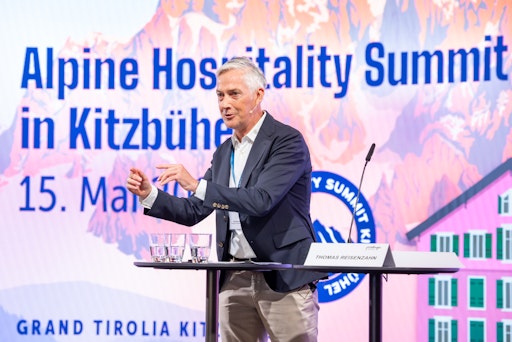 Vorschau Bild von 300 Entscheidungsträger aus Tourismus, Politik und Immobilien
diskutierten in Kitzbühel über Herausforderungen und zukunftsfähige
Modelle für die alpine Ferienhotellerie