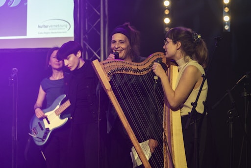 Vorschau Bild von Alle Bands des Abends vereinten sich zu zwei gemeinsamen
musikalischen Zugaben.