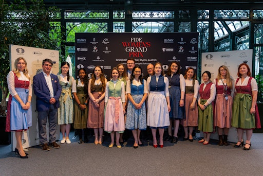  Teilnehmerinnen des FIDE Frauen Grand Prix im Murtal bei der
Eröffnungsfeier in Tracht.
