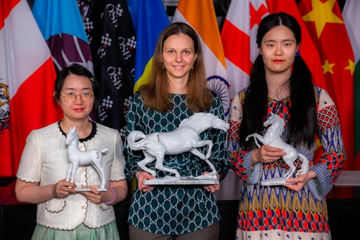 Vorschau Bild von Die Siegerinnen mit ihren Augarten-Porzelan Siegespreisen.