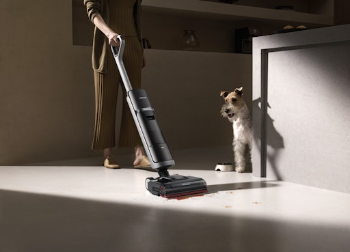  Dreame Technology, Pionier innovativer Haushaltsgeräte, stellt
mit dem H15 Pro Heat seinen neuesten Nass- und Trockensauger vor.
Das Modell vereint erstmals Heißwasserreinigung mit KI-gestützter
Schmutzerkennunng und intelligenter Navigation. Mit einer Saugkraft
von 22.000 Pa, einer verhedderungsfreien Bürstentechnologie und
RGB-Sensorik zur Schmutzidentifikation reinigt der H15 Pro Heat
mühelos von Ecke zu Ecke - auch bei hartnäckigem Schmutz wie
Küchenfett. // Weiterer Text über ots und
www.presseportal.de/nr/173033 / Die Verwendung dieses Bildes für
redaktionelle Zwecke ist unter Beachtung aller mitgeteilten
Nutzungsbedingungen zulässig und dann auch honorarfrei.
Veröffentlichung ausschließlich mit Bildrechte-Hinweis.
