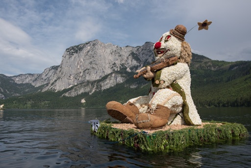 Vorschau Bild von Aufwendig gesteckte Narzissenfigur am Grundlsee beim
Narzissenfest 2024.