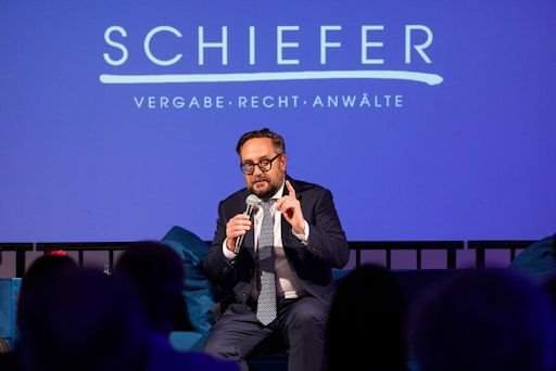 Partner und Vergaberechtsexperte Martin Schiefer bei der
Eröffnungsrede.