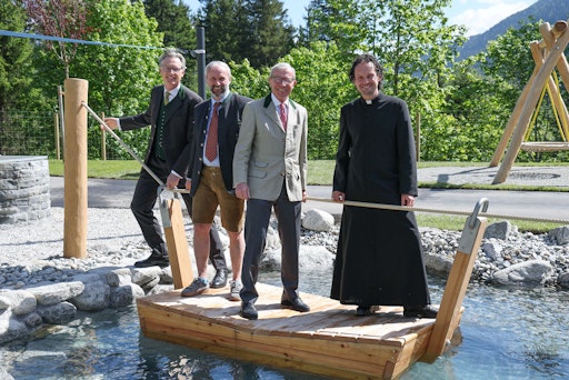 Vorschau Bild von (v.l.n.r.:) Johannes Hörl (Vorstand Großglockner Hochalpenstraßen
AG), Erich Czerny (Bürgermeister Gemeinde Krimml), Landeshauptmann
Wilfried Haslauer (Land Salzburg und AR-Vorsitzender GROHAG) und
Ruben Weyringer (Diakon)