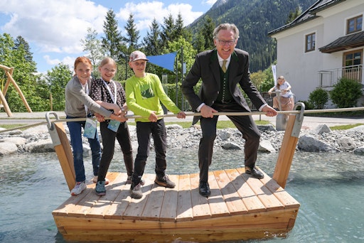  Emma, Lilith und Sebastian (Kinder der Volksschule Krimml) mit
Johannes Hörl (Vorstand Großglockner Hochalpenstraßen AG) bei einer
Erlebnisstation in den Krimmler WasserWelten