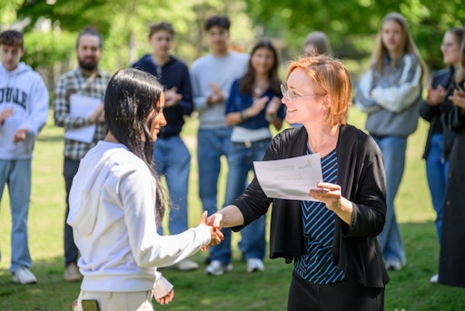 Vorschau Bild von Mag.a Lea Halbwidl (Bezirksvorsteherin Wieden) probierte die City
Challenge Wieden aus und überreichte anschließend mit Cornelia
Draxler, MSc (WiG-Gesundheitsreferentin und Projektleiterin der City
Challenge) die Urkunden an die engagierten Entwickler*innen der
Tour.