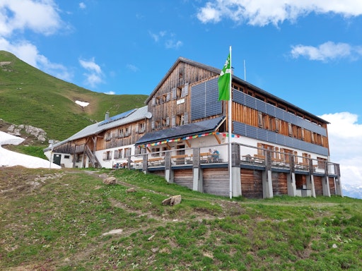  Die Tilisuna-Hütte (2.211 m) im Rätikon (Vbg.) des Alpenverein
Vorarlberg ist eine der Hütten, die das Umweltgütesiegel trägt. Die
Wirtsleute legen großen Wert auf regionale Lieferanten und
klimafreundliche Ernährung.