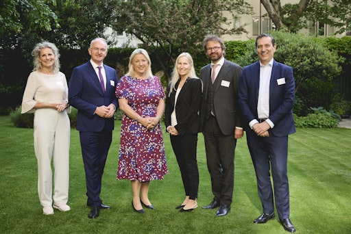  v.l.n.r.: Moderatorin Claudia Schanza, Prof. Bernd Lamprecht/ÖGP,
I.E. Lindsay Skoll/britische Botschafterin in Österreich, Prof. Eva
Schernhammer/MedUni Wien, Dr. Herwig Ostermann/GÖG, Filippo
Fontana/AstraZeneca Österreich