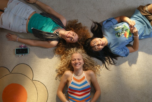 Die drei besten Freundinnen Vicky (Julia Novohradsky), Lena
(Nhung Hong) und Inken (Kya-Celina Barucki) erleben eine
Achterbahnfahrt ins Erwachsenwerden. // Weiterer Text über ots und
www.presseportal.de/nr/12946 / Die Verwendung dieses Bildes für
redaktionelle Zwecke ist unter Beachtung aller mitgeteilten
Nutzungsbedingungen zulässig und dann auch honorarfrei.
Veröffentlichung ausschließlich mit Bildrechte-Hinweis.