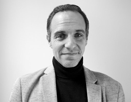  Schwarz-weiß Portrait Photo von Thomas Hertkorn, dem neuen Head
of Online Marketing bei a&o Hostels