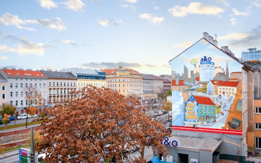 Vorschau Bild von Luftbild des a&o Hostel Wien Stadthalle mit großem a&o Hostels
Grafitti auf der Mauer.