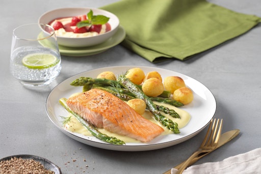  Gebratener Lachs auf grünem Spargel mit Sauce Hollandaise aus dem
À la Carte Angebot von GOURMET Business.