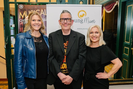 Vorschau Bild von Suzanne Carey, die Initiatorin der Musical Mamis & Papis mit dem
Moderatorenduo Franz Moped und Petra Kreuzer